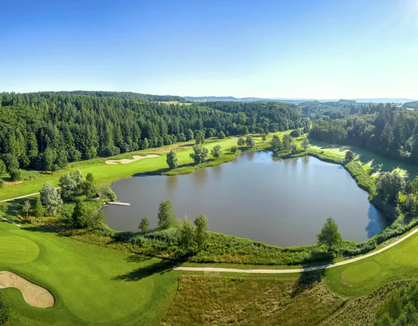 Golfplatz See inmitten Golfbahnen Schloss Langenstein